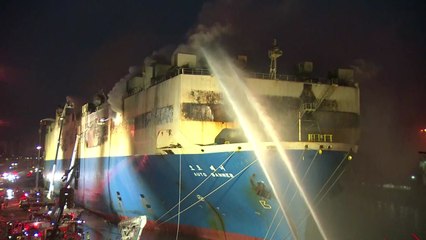 인천항 화물선 화재...8시간 만에 큰불 잡혀 / YTN