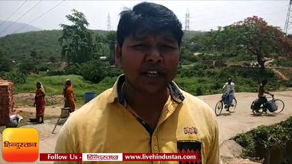 हल्की बारिश में नाली हो जाता है लबालब, सकरी सड़क से गुजरती है स्कूल बस