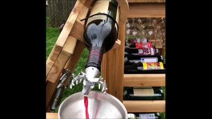 Un génie à inventer une chaise qui distribue des verres de vin à volonté