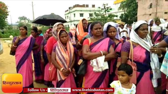 सांसद और विधायक आवास पर आंगनबाड़ी कर्मचारी संघ ने दिया धरना