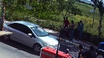 Küçük kız traktörün kasasından böyle düştü