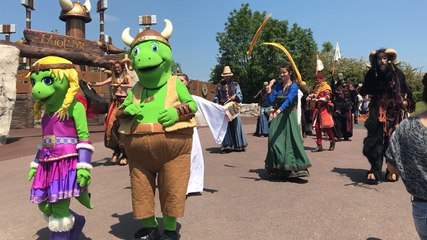 Les vikings déambulent dans le parc d’attractions