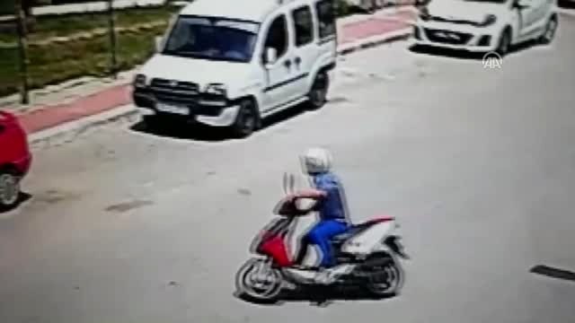 Park Halindeki Aracı Kundaklayıp Kaçtı