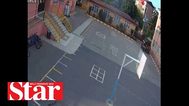 Küçük çocuklar yere düşen Türk bayrağını böyle kaldırdı