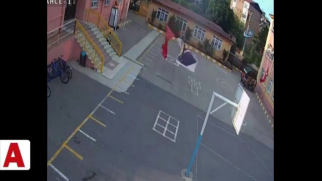 Rüzgardan dolayı yere düşen Türk bayrağını ilkokul öğrencileri böyle kaldırdı