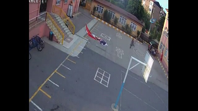 Rüzgardan dolayı yere düşen Türk bayrağını ilkokul öğrencileri böyle kaldırdı