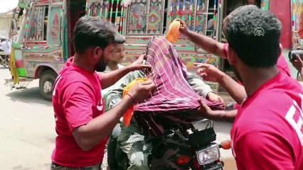 Aşırı sıcaktan bunalan Pakistanlılar ıslak havluyla serinledi - KARAÇİ