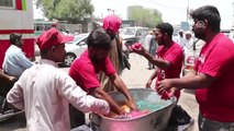 Aşırı Sıcaktan Bunalan Pakistanlılar Islak Havluyla Serinledi