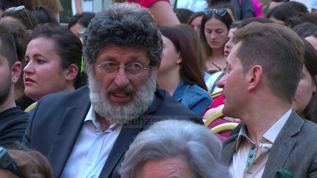 Ndahen çmimet në panairin e 40 shtëpive botuese - Top Channel Albania - News - Lajme