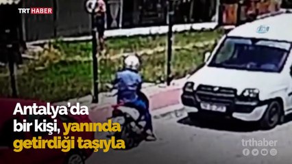 Camını kırdığı aracı benzin döküp ateşe verdi