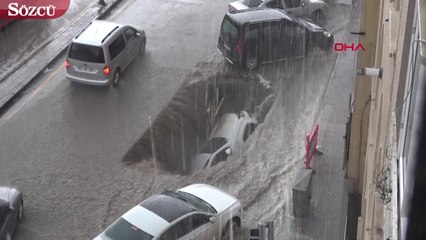 Erzurum karayolunda göçük otomobili böyle yuttu