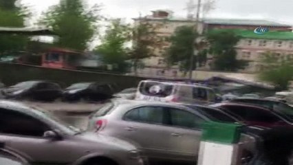 Sel sonrası asfalt çöktü, park halindeki araç dev çukura düştü