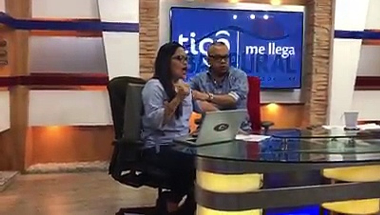 Lic. Eduardo Maldonado le exige a Ariela Cáceres camisas Createx para todo el personal de HCH Televisión Digital