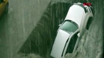 Aşırı yağış yolda göçüğe neden oldu; otomobili böyle yuttu!