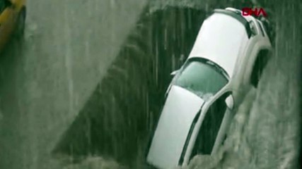 Aşırı yağış yolda göçüğe neden oldu; otomobili böyle yuttu!