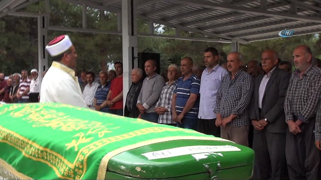 Çocuğu tarafından öldürülen anne ve baba yan yana defnedildi