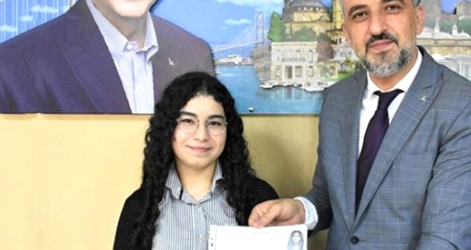 AK Parti'de En Genç Milletvekili Adayı, Kocaeli'den 18 Yaşındaki Elif Nur Bayram Oldu