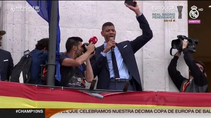 Los jugadores del Madrid celebran la Euroliga con la afición  en Sol