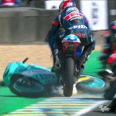 un pilote saute par dessus la moto d’un concurrent qui vient de chuter en pleine course