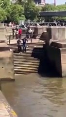 Un homme veut voir la Tamise d’un peu plus près et il va être servi