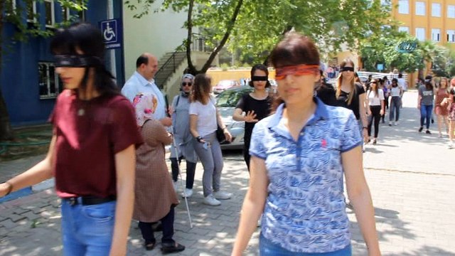 Engellileri anlamak için kampüste gözleri kapalı yürüdüler