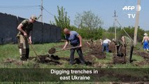 Fearing attack, Russian-backed rebels dig trenches