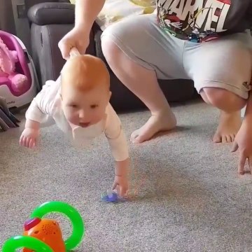 Mission impossible pour bébé : récupérer sa sucette sans toucher le sol !