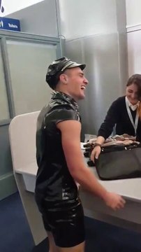 Piégé par ses potes à l'aéroport : surprise dans la valise !