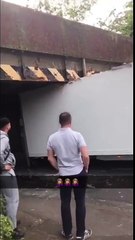 Il éclate son camion sous un pont.. terminé le déménagement !