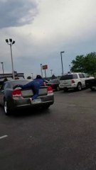 Une altercation dans un salon de manucure fini en road rage impressionnant