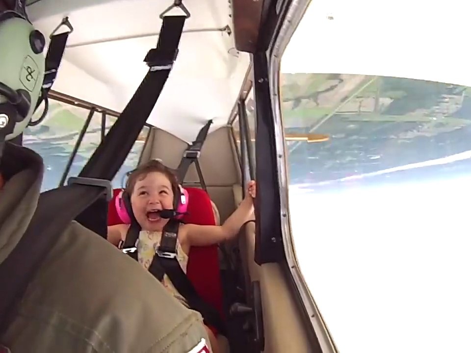 Il emmène sa fille dans son avion et fait des loopings... Réaction adorable