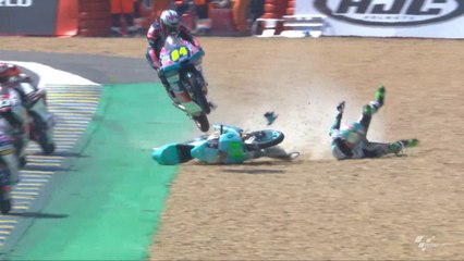 Jakub Kornfeil passe par-dessus la moto d'un autre concurrent