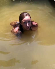 Elle attrape un gros poisson sous l'eau !