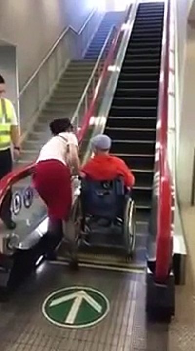 Japon : Un escalier mécanique conçu pour les chaises roulantes !