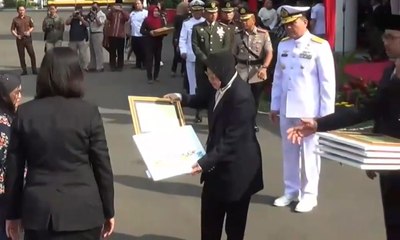 Tri Rismaharini Beri Penghargaan Bagi Korban Teror Bom