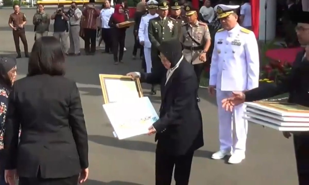 Tri Rismaharini Beri Penghargaan Bagi Korban Teror Bom