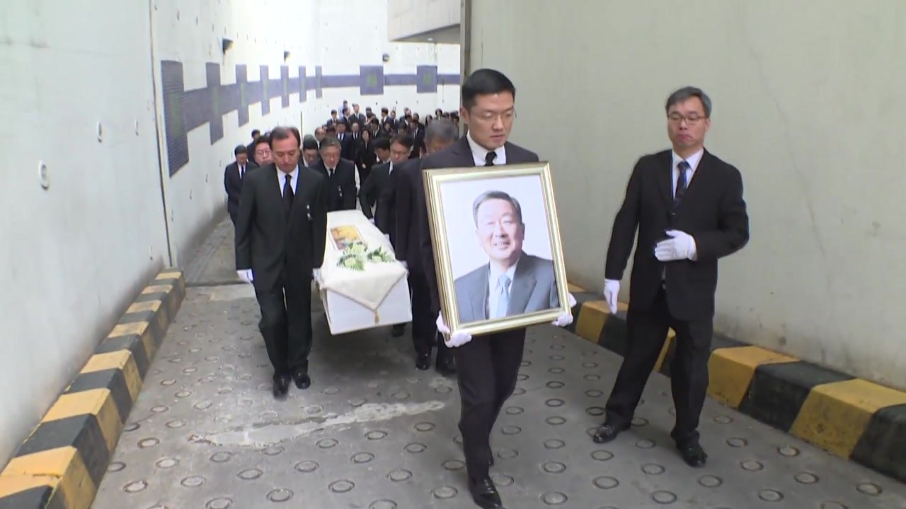 故구본무 회장, 차분한 분위기 속 발인...유해는 곤지암 인근 수목장 / YTN