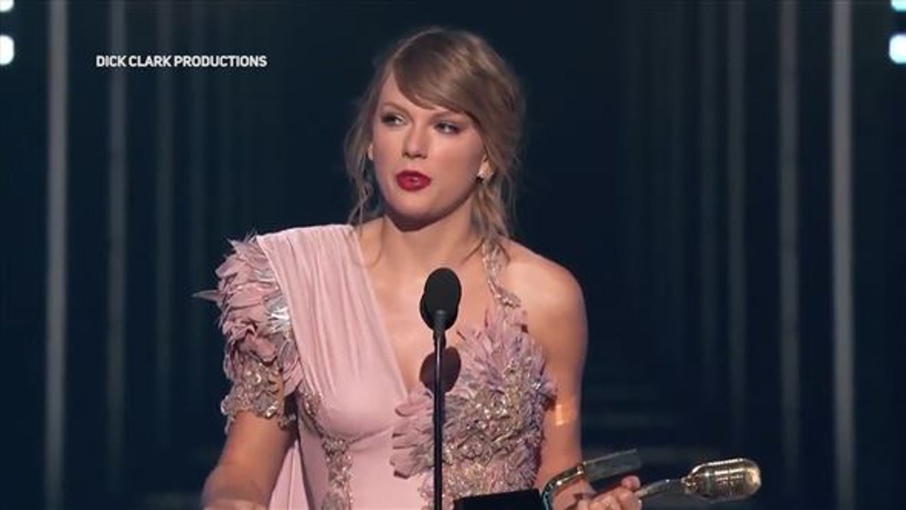 In Versace: Taylor Swift gibt ihr Red-Carpet-Comeback