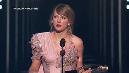 In Versace: Taylor Swift gibt ihr Red-Carpet-Comeback