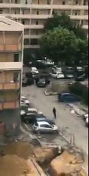 Marseille: La vidéo terrifiante d'hommes armés et cagoulés qui ouvrent le feu dans une cité, mettent en joue des policiers