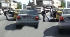 İstanbul'da Taksici Dehşeti Kamerada! Tartıştığı Kadın Yolcuyu Bacağından Tutup Attı
