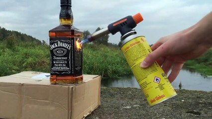 Bouteille de Jack Daniel's VS chalumeau.