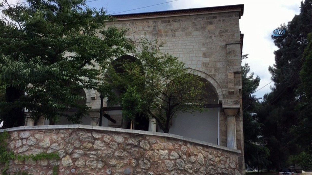 Bursa'da tarihi skandal...Madde bağımlıları ısınmak için, tarihi türbenin tarihi kapısını yaktı