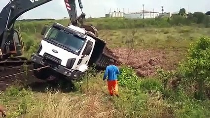 Descargar video: heavy equipment accidents compilation, trucks accidents - big truck accidents part 2/2