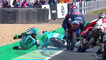 Jakub Kornfeil passe par-dessus la moto d'un autre concurrent