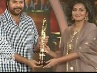 മമ്മൂട്ടിയും പാർവതിയും പുരസ്‌കാര വേദിയിൽ ഒന്നിച്ച് | filmibeat Malayalam