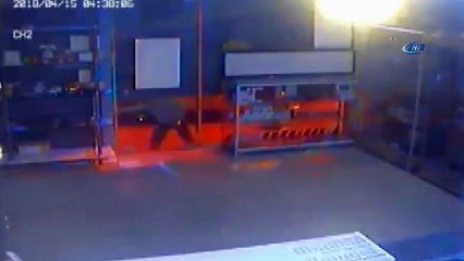 İş yerlerinin kepenklerini kırıp cep telefonlarını böyle çaldılar