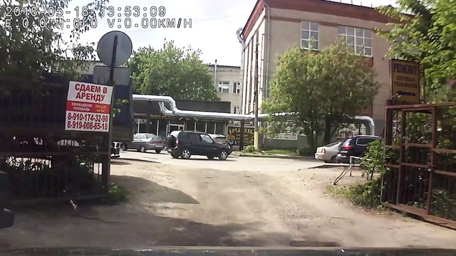 Des passants aident un motard coincé