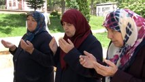 Evlilikleri için Kadı Burhaneddin Türbesi'nde mutluluk duası ediyorlar