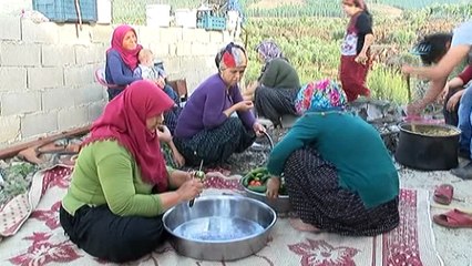 Her gün bir evde yemek pişiyor,köy meydanında iftar geleneği devam ediyor